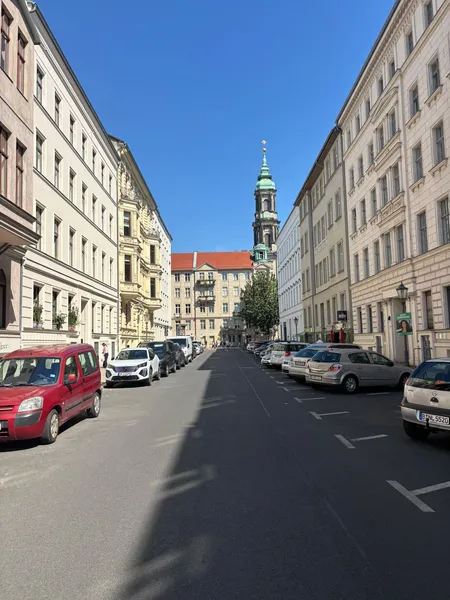 Beste Lage in Berlin: Teilmöblierte Wohnung für 4 Jahre zu vermieten — photo 1